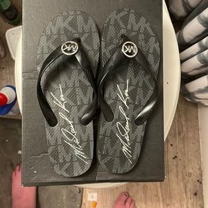 EUC MICHAEL KORS FLIP FLOPS SIZE 7/8
